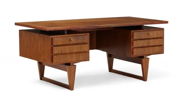Freestanding writing desk of rosewood with floating top and V-shaped support frame. Front with six drawers. 1960s–1970s. H. 72 cm. W. 168.5 cm. D. 82 cm.