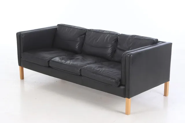 Stouby. Three-person sofa beech / black leather