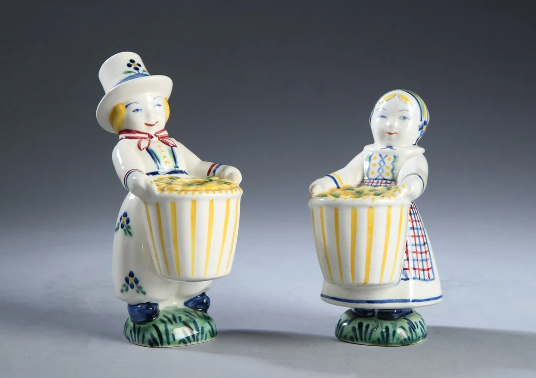 Aluminia. To børnehjælpsfigurer, kusine og fætter Amager (2) — Glass, porcelain and ceramics/Figures — Lauritz