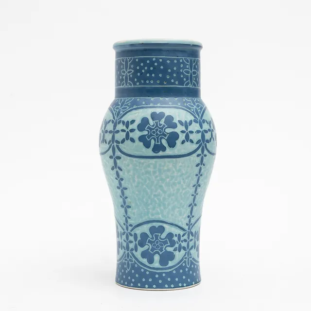 ELSA ENGESTRÖM. Vas, Gustafsberg, "Sgraffito", glaserat porslin, signerad och daterad 1915.