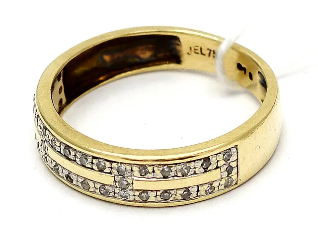 Ring 18K 3,8g Ø17¼ med åttkantslipade diamanter, en saknas