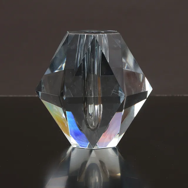 ASTA STRÖMBERG. VAS. Glas. Diamantvas. Strömbergshyttan. Etikettmärkt, osignerad.
