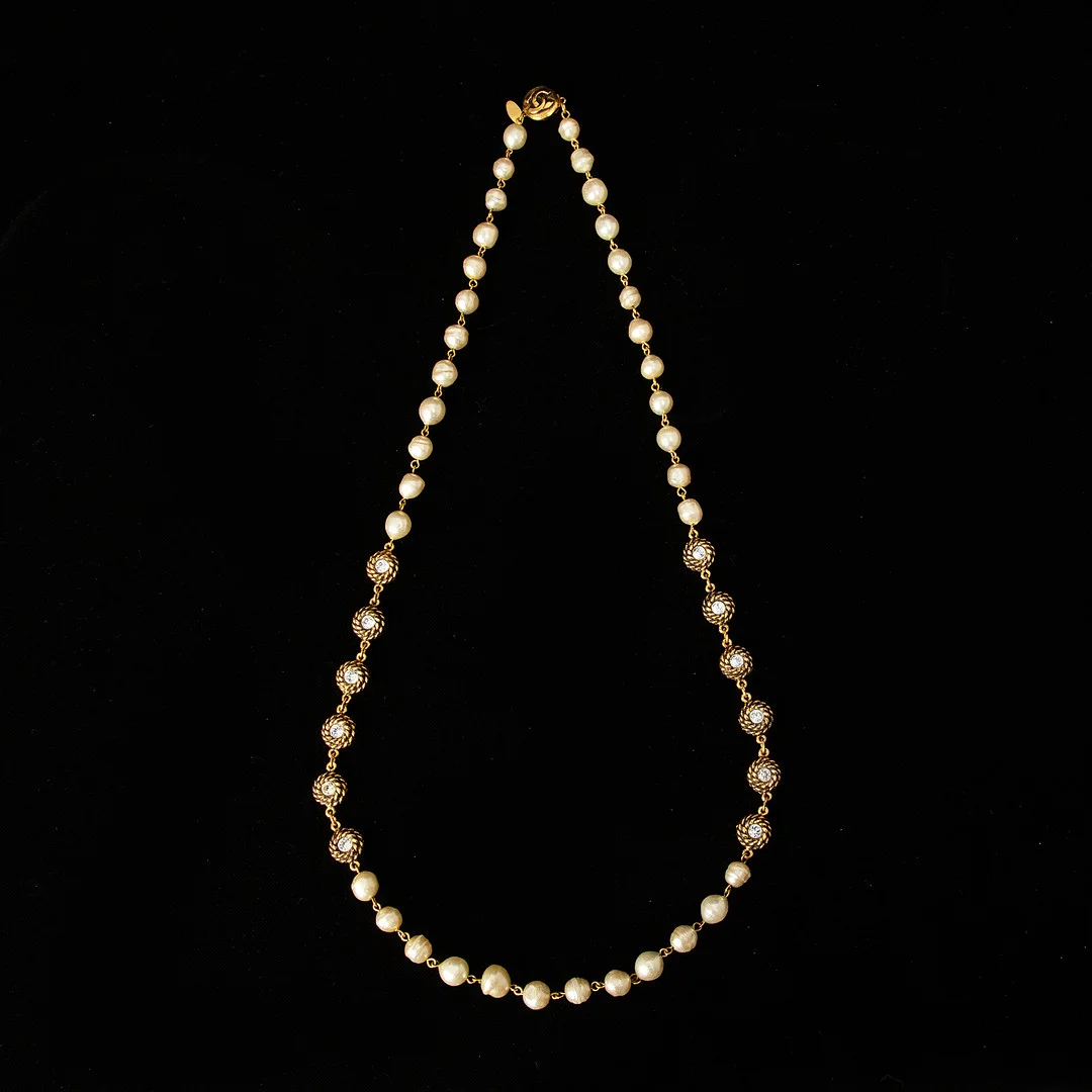 CHANEL. Collier, gulmetall, imitationspärlor samt fasettslipad paste. — Necklace — Stockholms Auktionsverk Göteborg