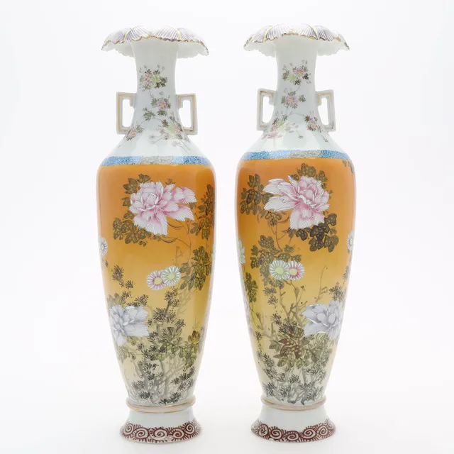 VASER, ett par, porslin, emaljdekor, Japan, 1900-tal.