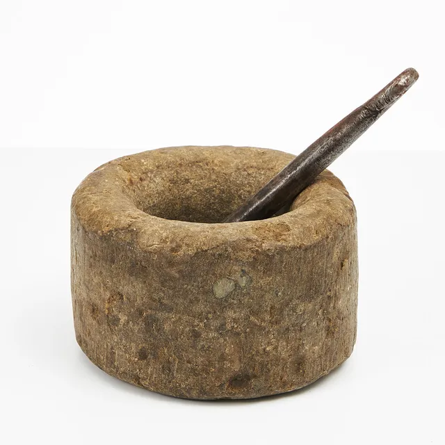 MORTEL, sten, möjligen 17/1800-tal, med ej tillhörande stöt i metall.