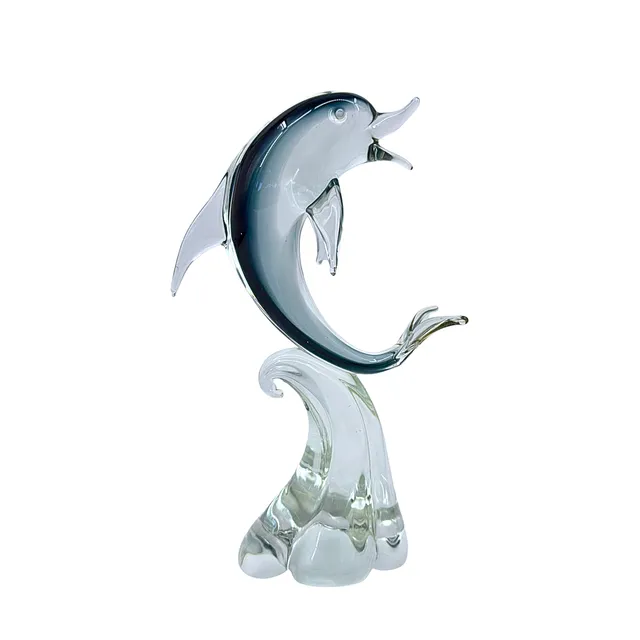 HANDGEFERTIGTE GLASSKULPTUR VON EINEM DELFIN AUF EINER WELLE.