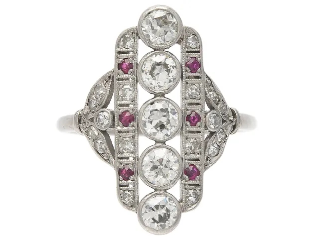 RING, platina, 5 gammal- och 18 åttkantslipade diamanter ca 0,95 ctv, ca TW-W/VS-SI, 6 mindre rubiner, Art Deco, Hovjuvelerare Carlman, Stockholm 1937, stl 16,5 cm, vikt 5,3 g, svaga fattningar.
