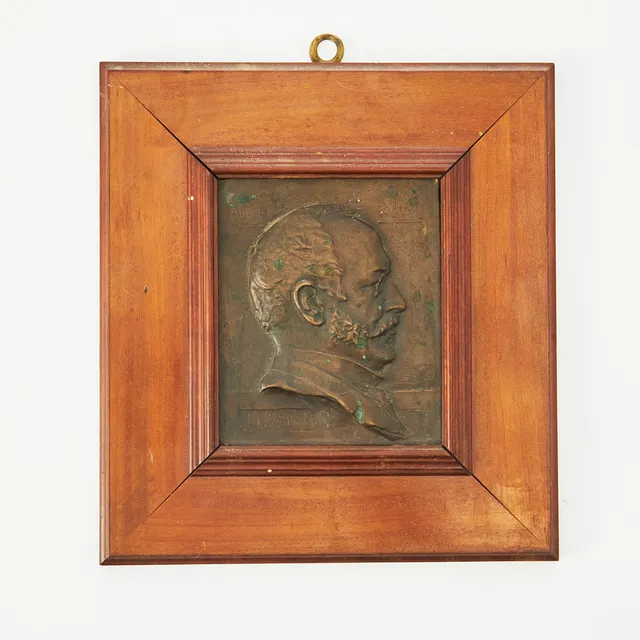 PORTRÄTTRELIEF, förställande Julius Caspar, brons, märkt "amitié cordiale" (hjärtlig vänskap), daterad Stockholm 13/2, 1911, signerad Hasselberg.