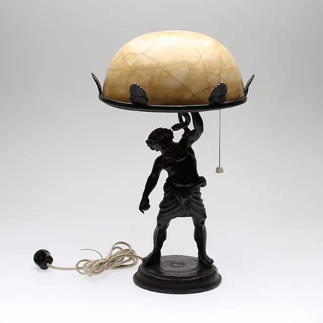AUGUSTE MOREAU. TILLSKRIVEN. bordslampa, svärtad brons/alabaster, omkring år 1900.