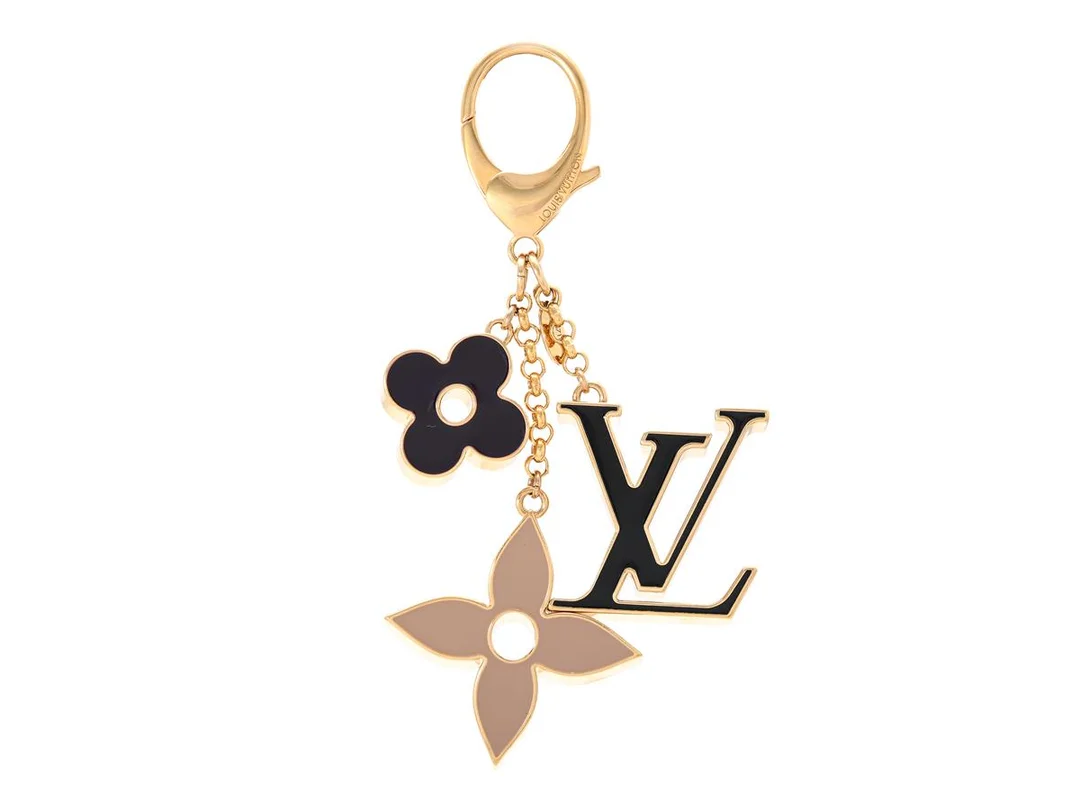 LOUIS VUITTON, NYCKELRING, Fleur de Monogram Bag Charm, guldfärgad emalj, svart, beige, lila, rosa, längd 14 cm. Excellent Condition. — Accessoarer/Nyckelringar — Kaplans