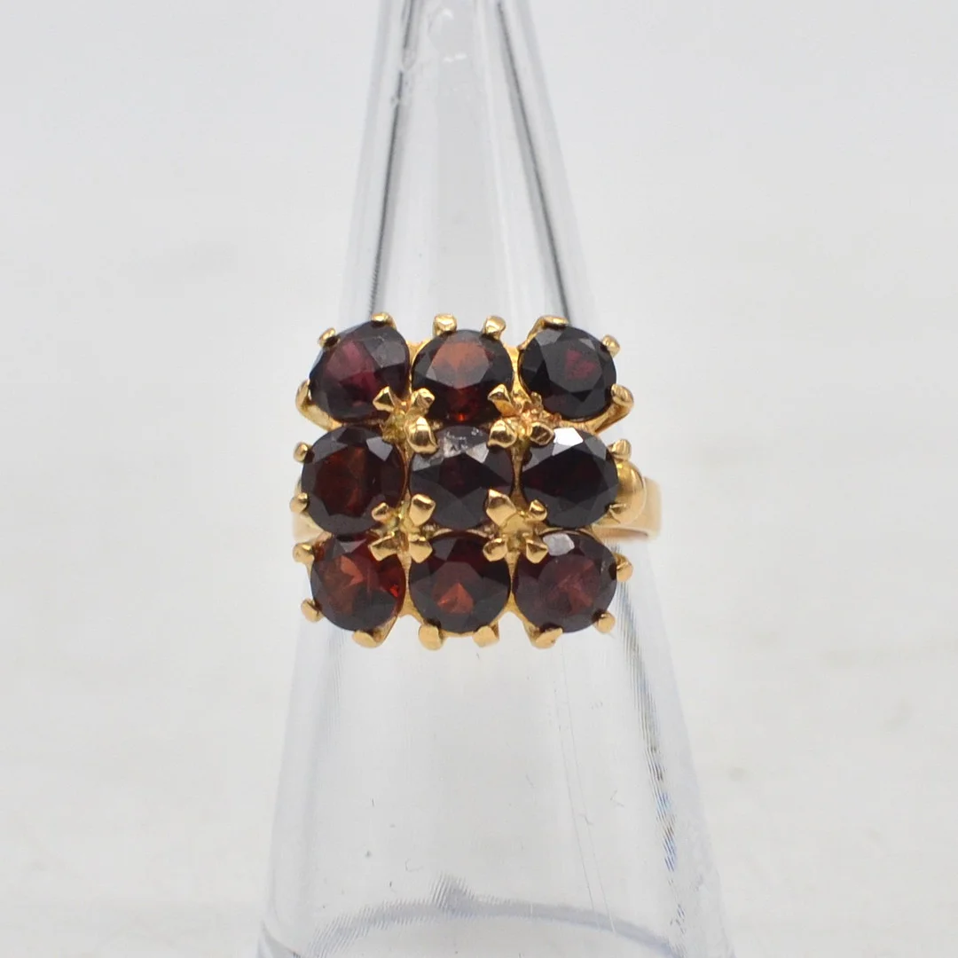 ANTIKER BÖHMISCHER GOLDRING MIT NEUN ALMANDIN-GRANATEN, 18 KARAT, GRÖSSE NR. 12/ 52MM, HANDGEMACHT. — Rings — Kunst- und Auktionshaus Kleinhenz
