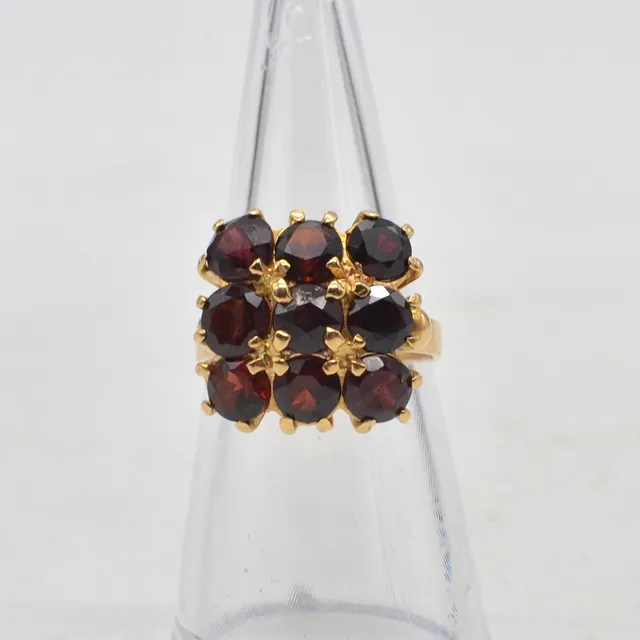 ANTIKER BÖHMISCHER GOLDRING MIT NEUN ALMANDIN-GRANATEN, 18 KARAT, GRÖSSE NR. 12/ 52MM, HANDGEMACHT.