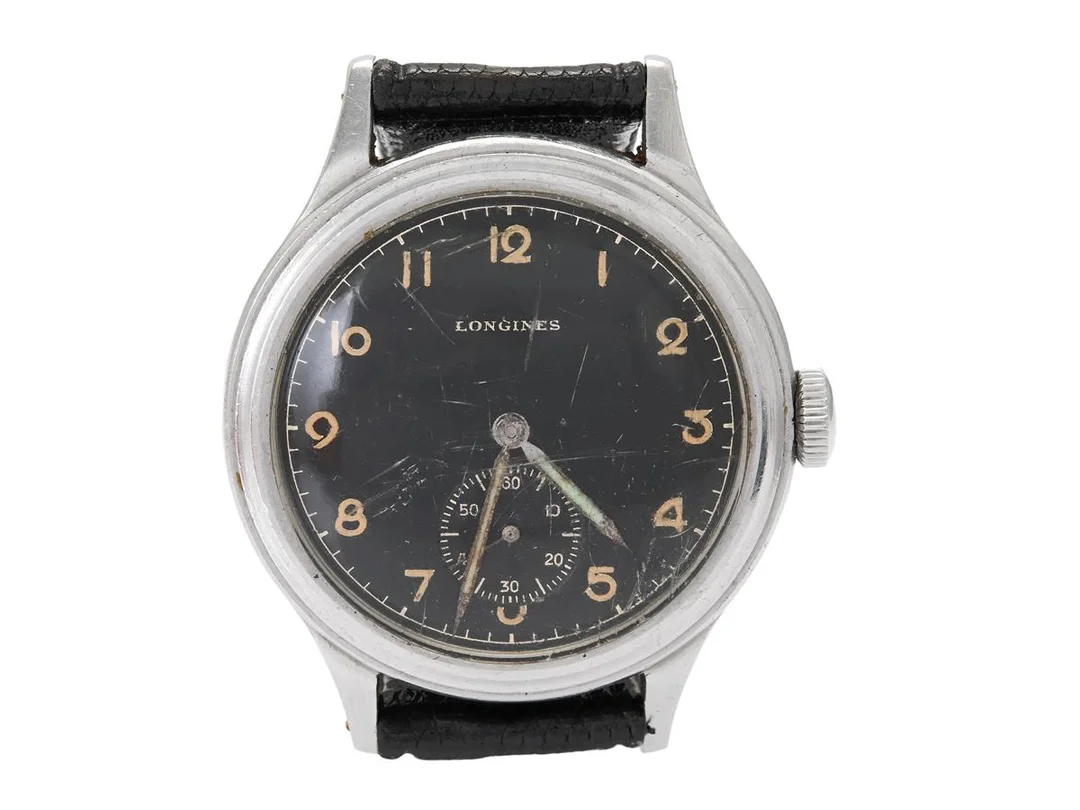 LONGINES, s.k. "Sei Tacche", herrur, 33,5 mm, Cal 23.M, Serie nr. 6614253, Boett nr. 22524 / 19, stål, manuell, plexiglas, liten sekundvisare, skadade visare, relumade visare, skadad urtavla, läderband, ca 1943. — Klockor/Longines — Kaplans