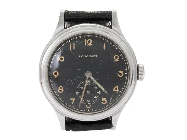 LONGINES, s.k. "Sei Tacche", herrur, 33,5 mm, Cal 23.M, Serie nr. 6614253, Boett nr. 22524 / 19, stål, manuell, plexiglas, liten sekundvisare, skadade visare, relumade visare, skadad urtavla, läderband, ca 1943.