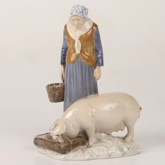 AXEL LOCHER. Figurin, bondfru med gris, porslin, Bing & Gröndahl, Danmark.
