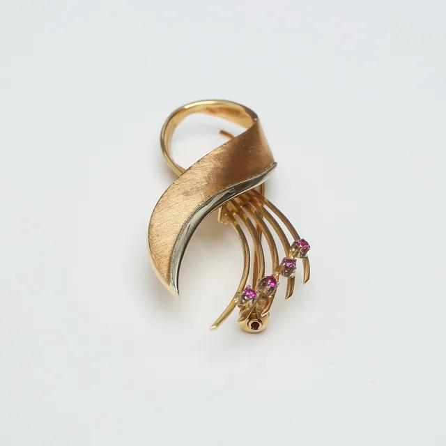 BROSCH, 18K guld med syntetiska rubiner, svensk import, 1900-talets andra hälft.