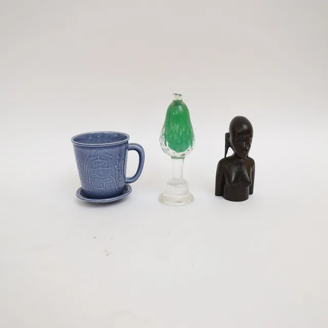 DIVERSE, 3 delar, skulptur Kosta sinnemark, mugg rörstrand, samt skulptur trä.