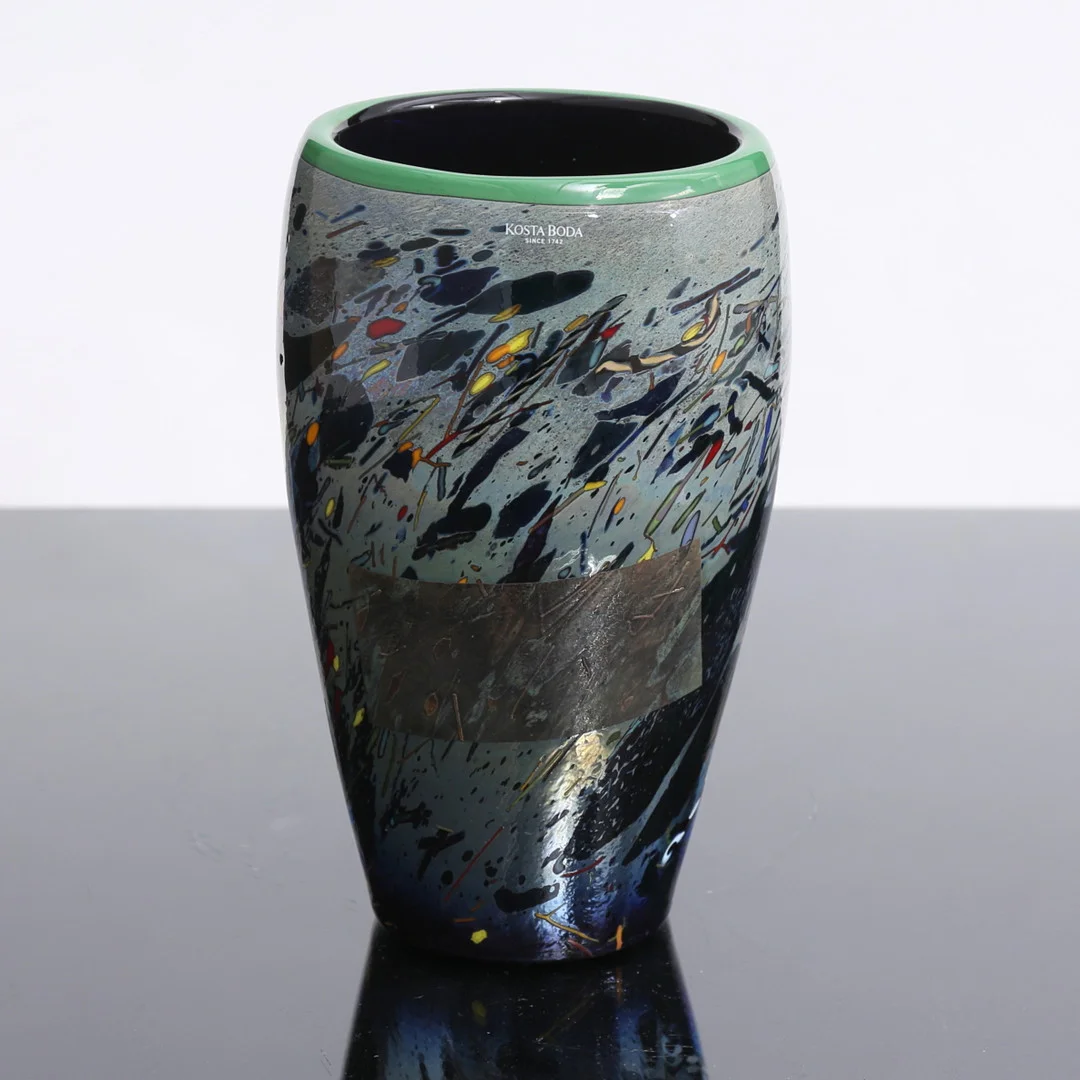 BERTIL VALLIEN. Vas, "Satellite", Kosta Boda Atelier, signerad och numrerad, upplaga 200 st. — Art glass — Auktionshuset Thelin & Johansson