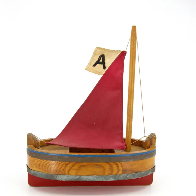 KAY BOJESEN. Båt med segel, s.k "Baljebåt", bemålad furu, segel av tyg, märkt Kay Bojesen, Danmark.