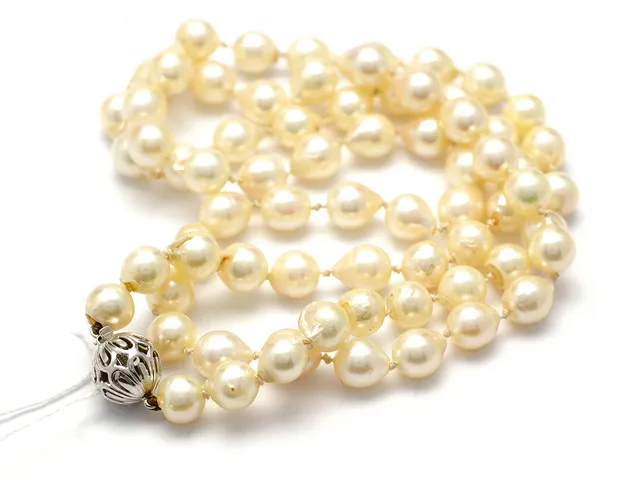 Pärlcollier, odlade, 72cm, lås vitguld 18K, skador