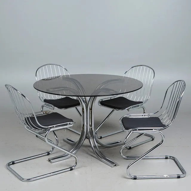 GASTONE RINALDI. Rima, Esszimmertisch mit vier Stühlen, Stahl, verchromt, Rauchglas, Stoff, 1970er Jahre (5).