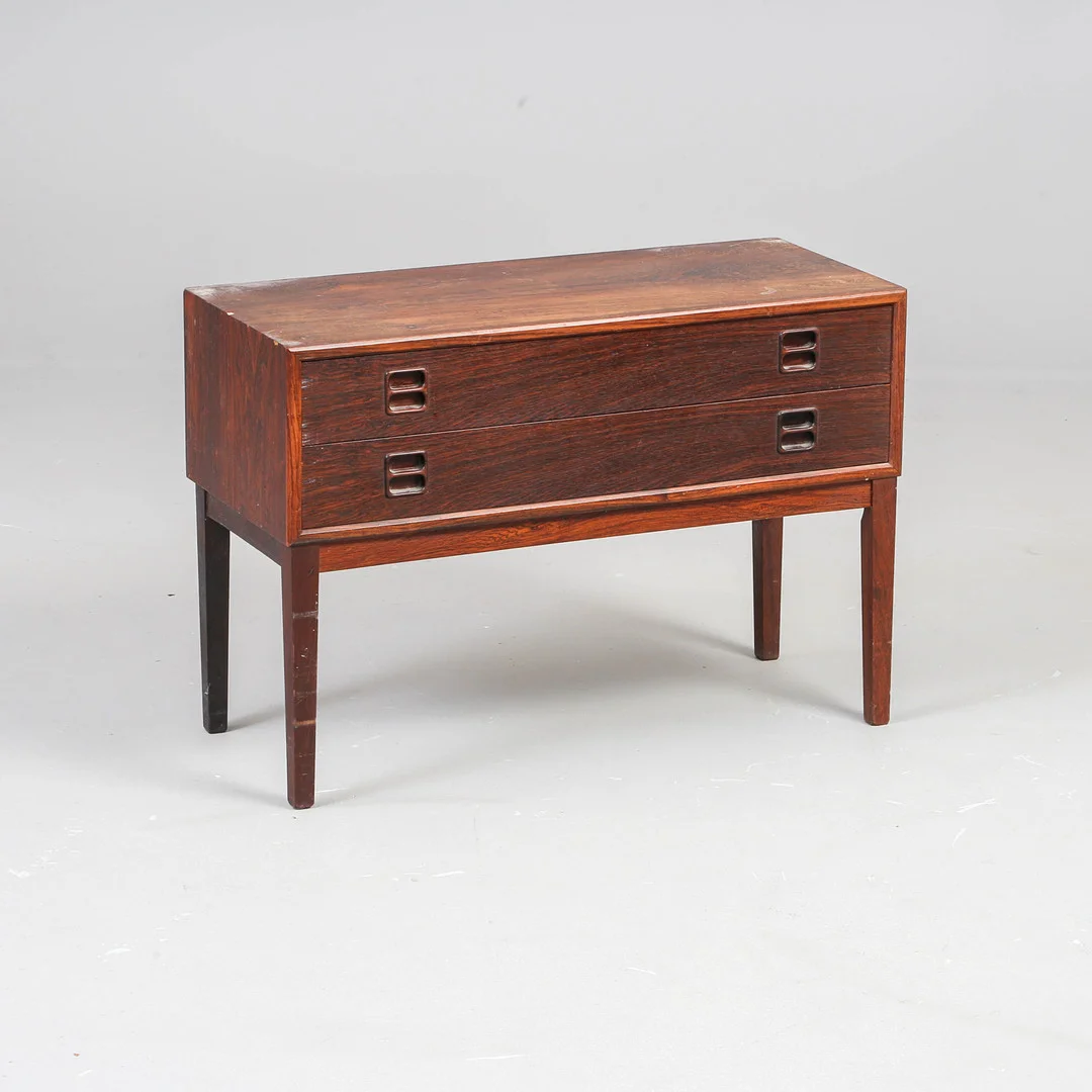 DANSK DESIGN. Entrékommode af palisander, 1960'erne. — Chests of drawers — Bidstrup Auktioner
