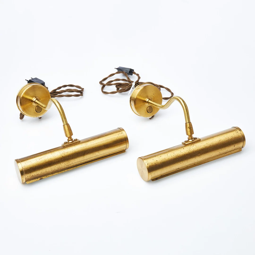 PIANOLAMPOR / VÄGGLAMPOR. 1 par, 1900-talets mitt, mässing, lackerad insida, justerbara skärmar. — Wall Lights — Stockholms Auktionsverk Sickla