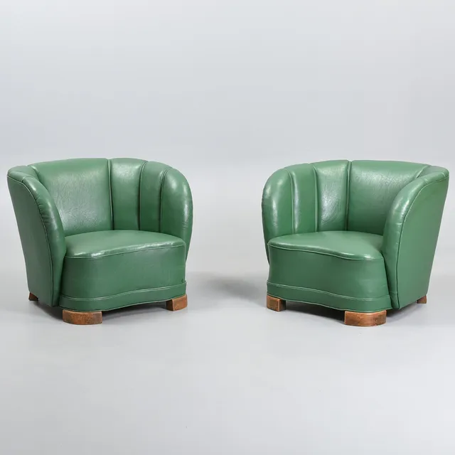 GRYDEFORMET LÆNESTOL, et par, Danmark, 1930-1940'erne. (2).