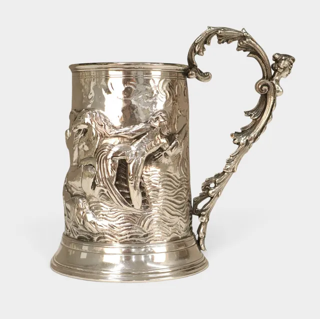 Jarra cervecera o tankard en plata repujada. Interior en vermeil.
