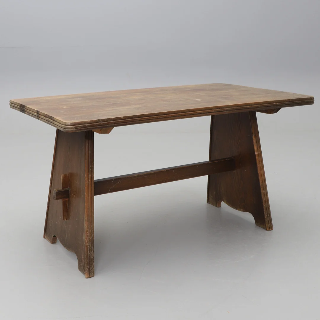GÖRAN MALMVALL. Matbord, furu, Svensk fur, 1900-talets andra hälft. — Tables — Crafoord Auktioner Malmö