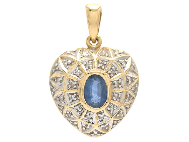 HÄNGE, 18K guld, hjärta, blå safir, mindre åttkantslipade diamanter, vikt 2,4 g.