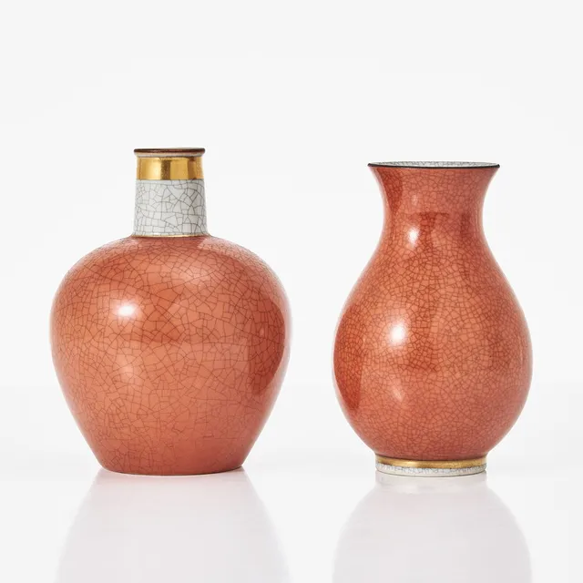 THORKILD OLSEN. Vaser, 2 st, Kunglig Dansk, porslin, orangeglaserade med dekor i guld.