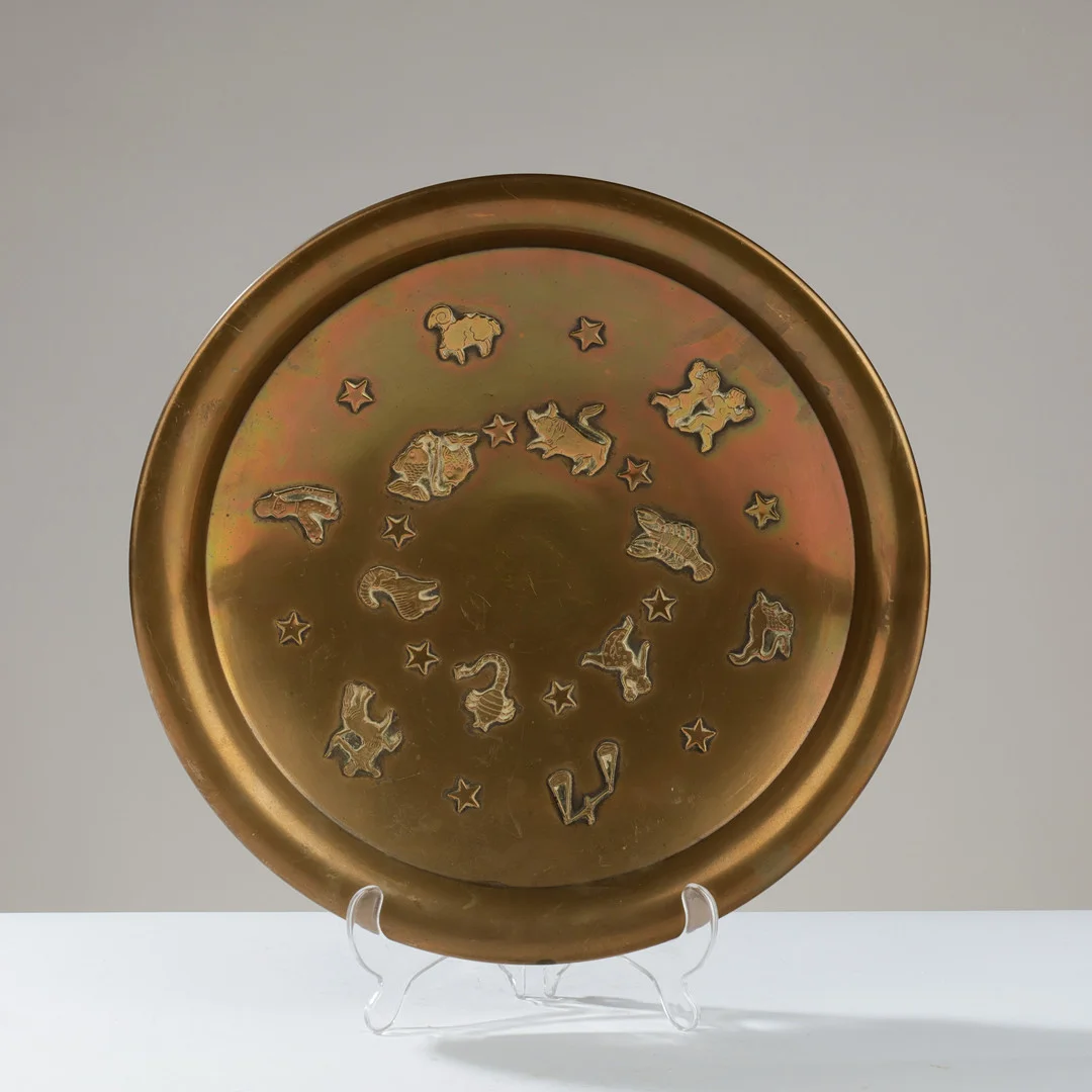 EINAR DRAGSTED (1887-1967). Fad af bronze med relieffer af stjernetegnsmotiver, E. Dragsted, Danmark, ca. 1920/1930'erne. — Other metals — Palsgaard Kunstauktioner