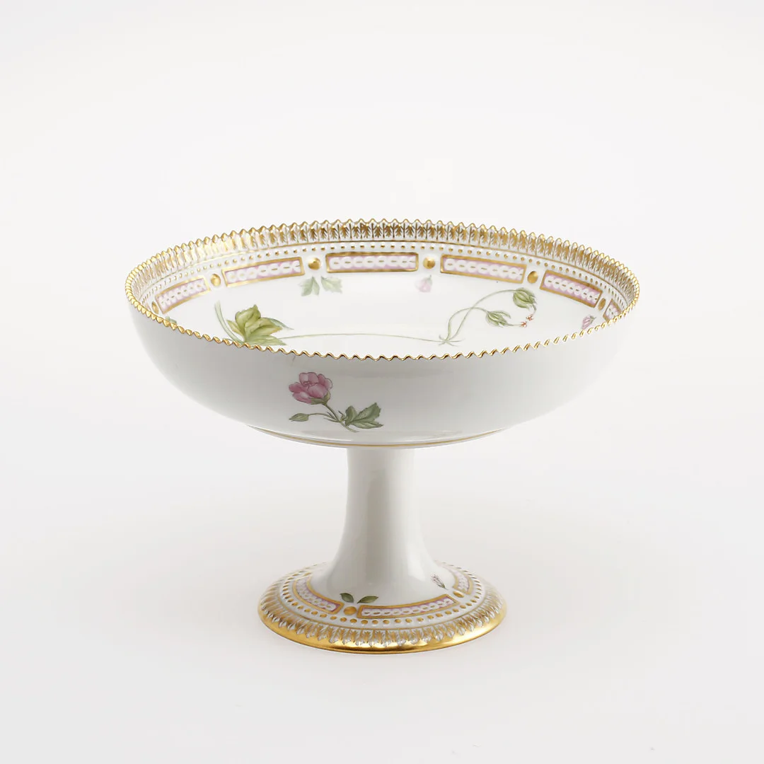 SKÅL PÅ FOT "Flora Danica", modellnr 3588, porslin, Royal Copenhagen, Danmark 1975-1979. — European — Göteborgs Auktionsverk