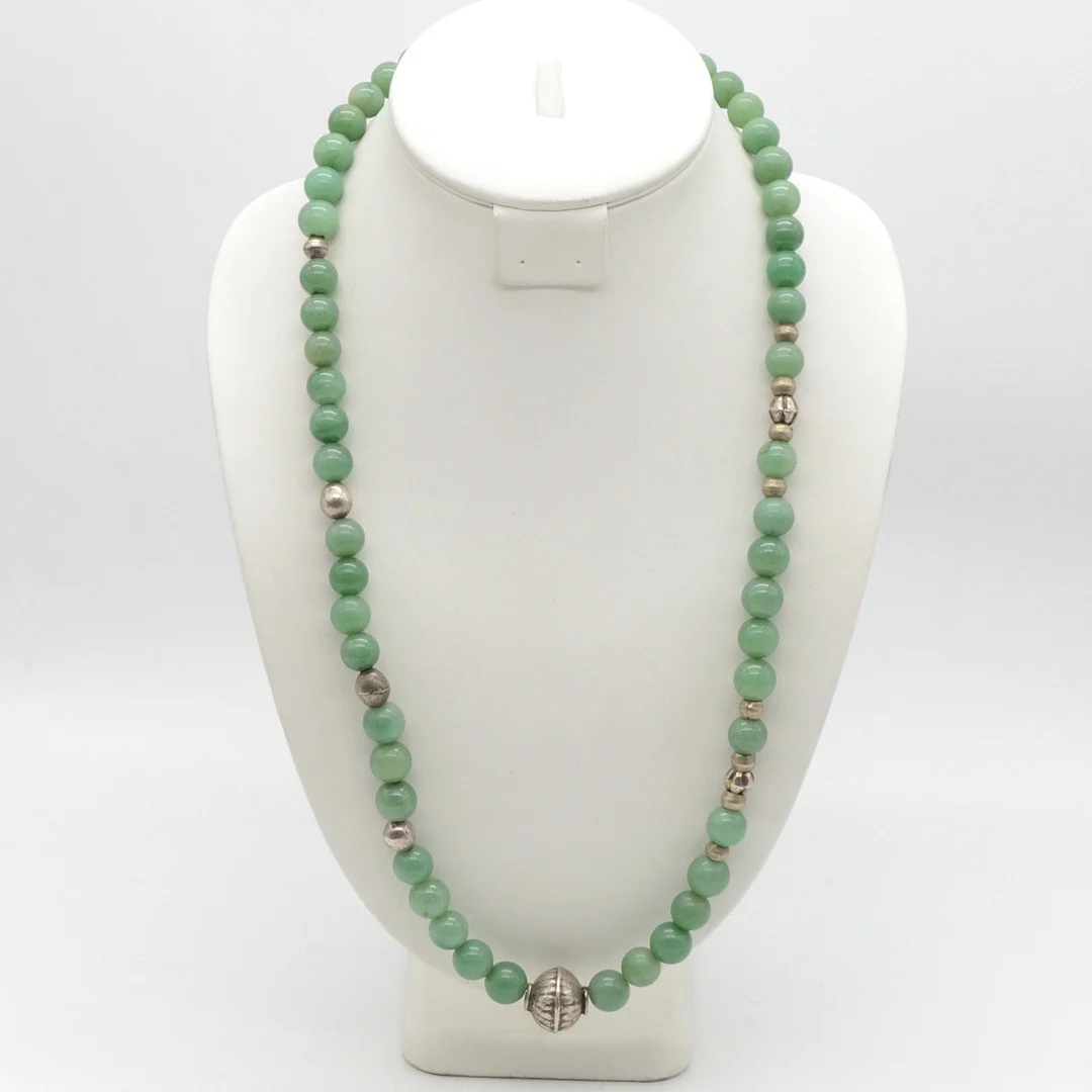 PERLENCOLLIER AUS JADE MIT HANDGEMACHTEN SILBERPERLEN, POLIERTE OBERFLÄCHE, VINTAGE, GESAMTLÄNGE CA. 71 CM. — Necklace — Kunst- und Auktionshaus Kleinhenz