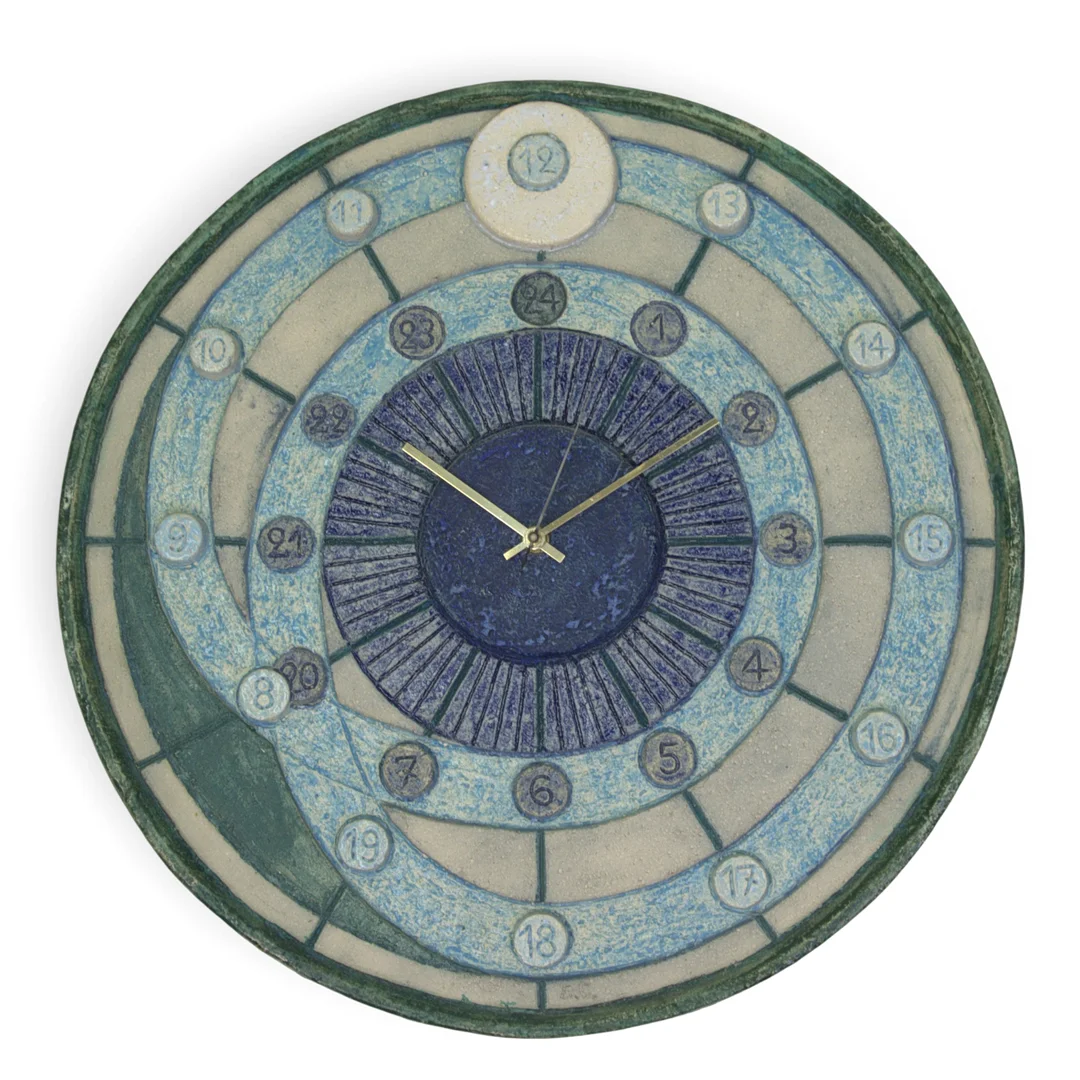 STIG CARLSSON. Väggklocka, stengods, signerad, Nyhamnsläge. — Wall Clocks — Höganäs Auktionsverk