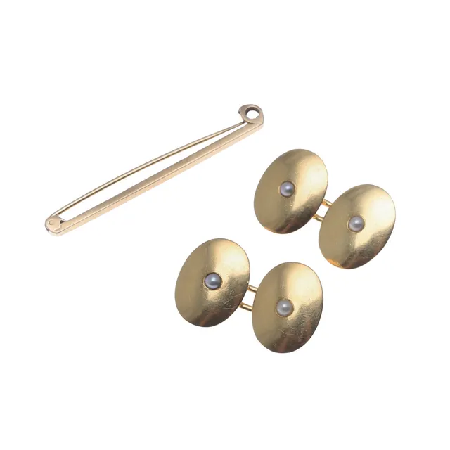 A PAIR OF 18CT GOLD AND PEARL CUFFLINKS.