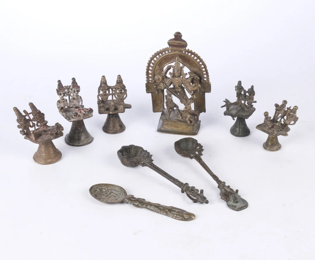 A collection of Indian bronzes, 19th century or earlier (8) — Hobby and collectibles/Asian art — Lauritz