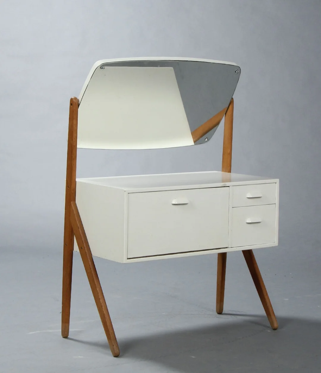 Ølholm Møbelfabrik: Sminkebord — Furniture/Cabinets, chests of drawers — Lauritz
