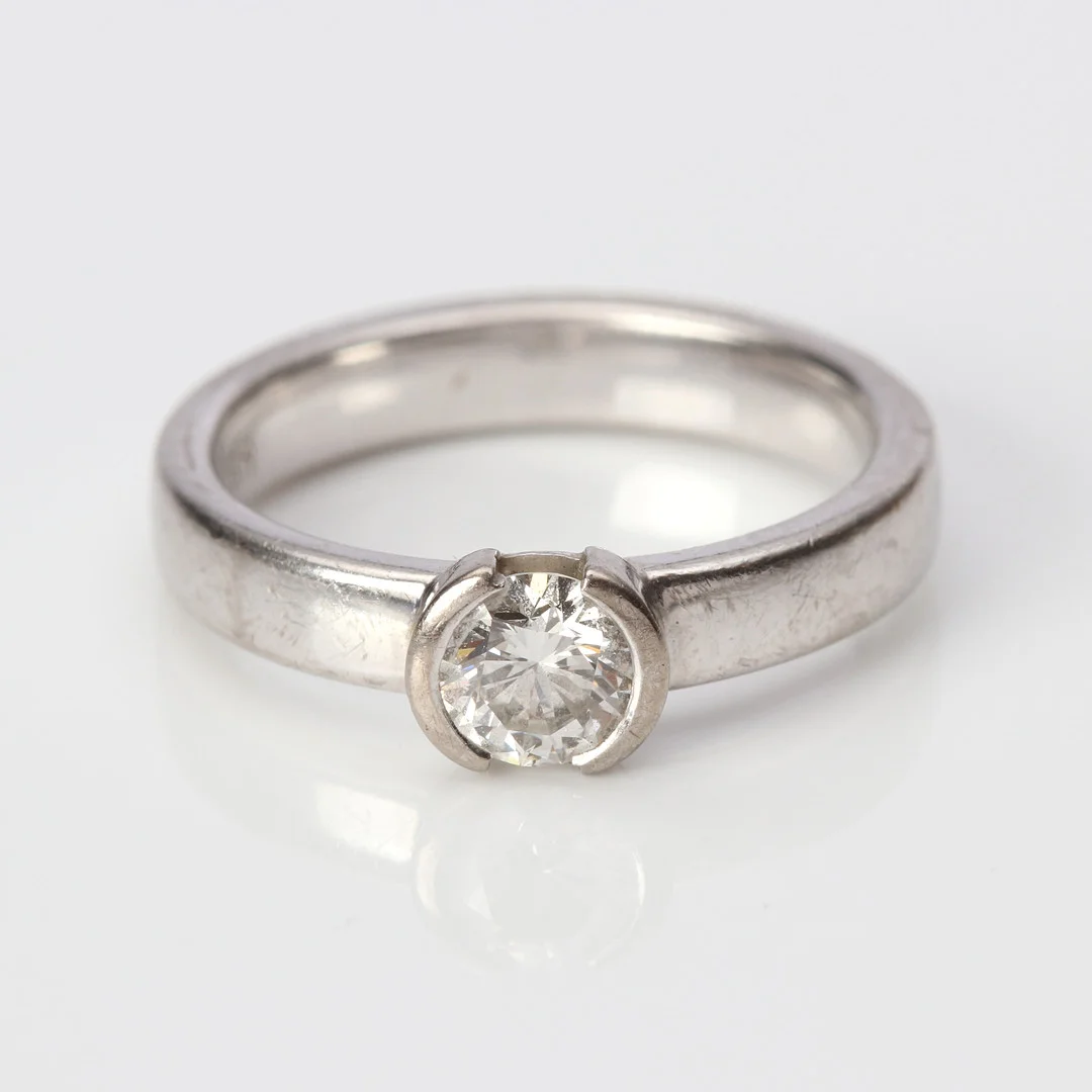 SOLITÄRRING. 18k vitguld med en briljantslipad diamant 0,50 ct, H, SI2, vikt ca 6,0 gram. — Rings — Skånes Auktionsverk