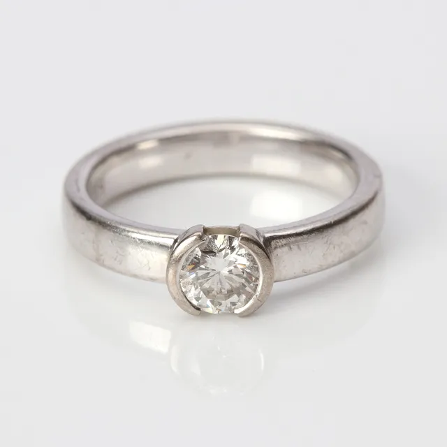 SOLITÄRRING. 18k vitguld med en briljantslipad diamant 0,50 ct, H, SI2, vikt ca 6,0 gram.