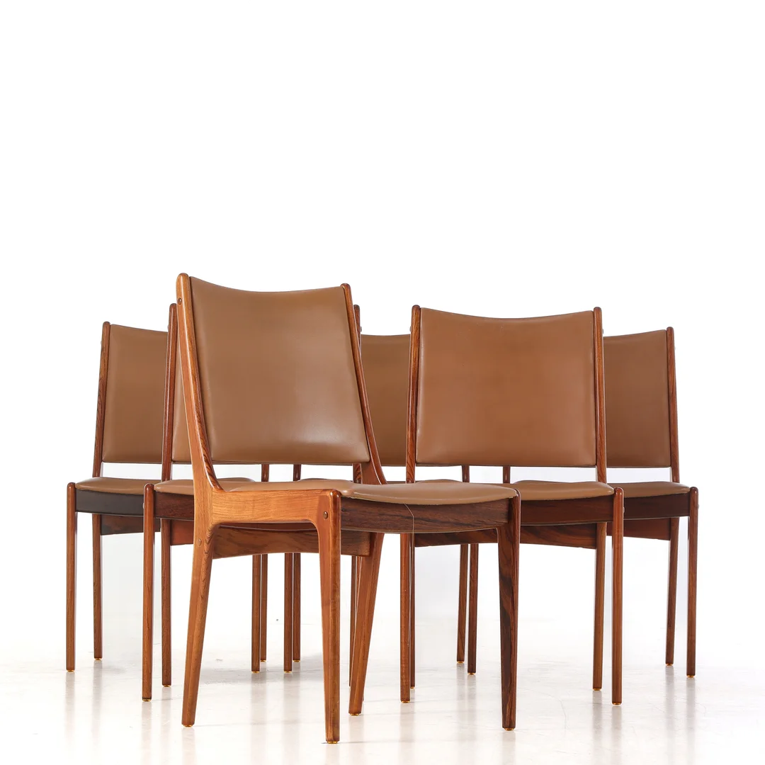 Johannes Andersen. Six dining chairs of rosewood upholstered in leather (6) — Furniture/Chairs — Lauritz