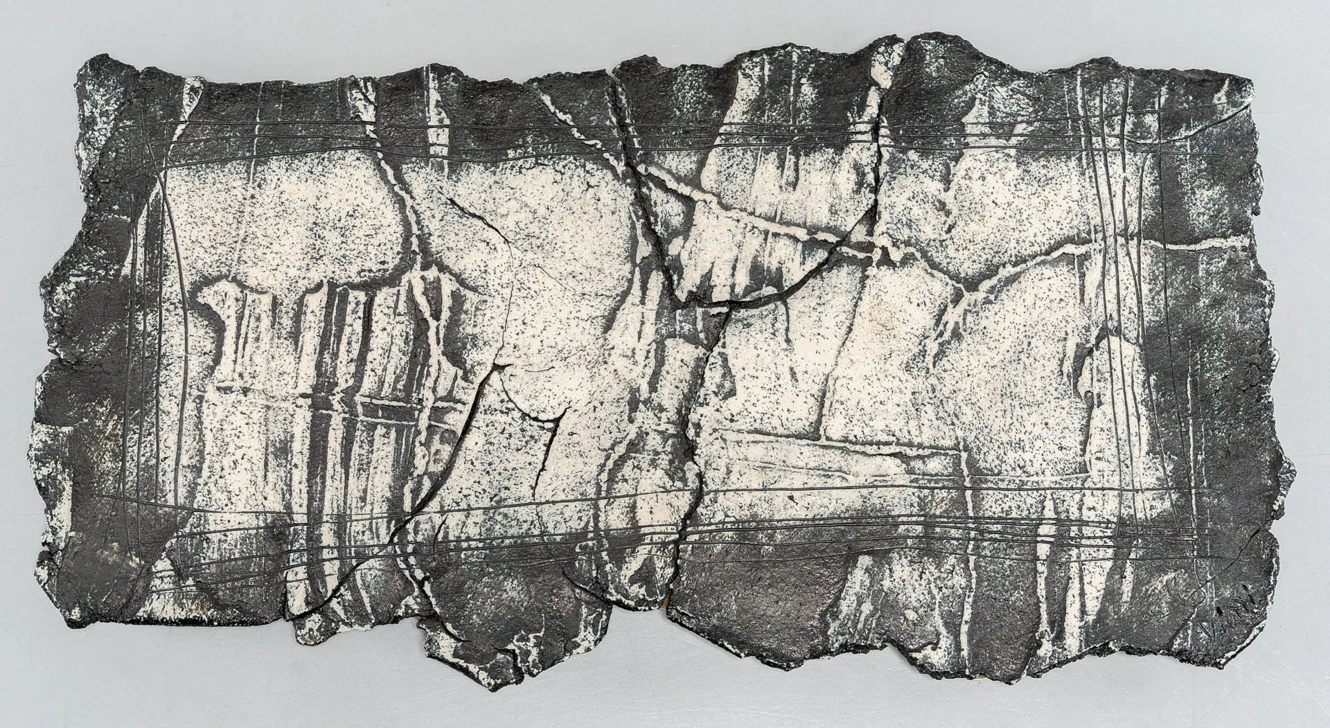 ULLA VIOTTI. Väggrelief, Stengods, Signerad, 1900-tal. — European — Norrlands Auktionsverk