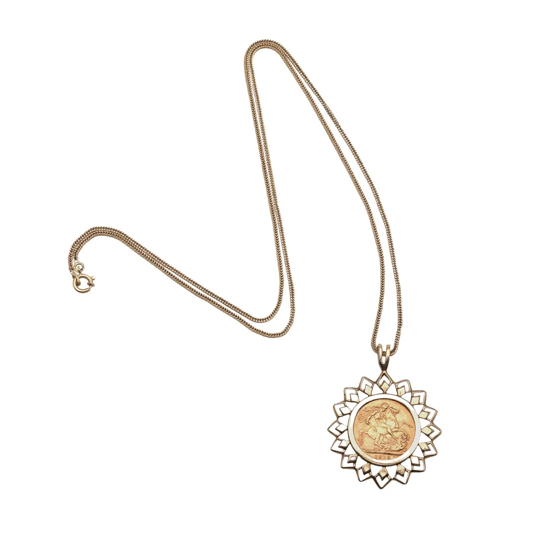 A 1918 GOLD SOVEREIGN PENDANT WITH 9CT GOLD MOUNT AND CHAIN. — Brooches & Pendants — Lawrences Auctioneers