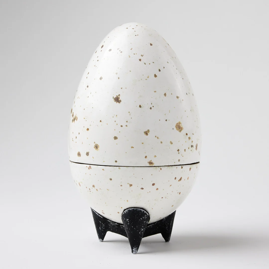 HANS HEDBERG. Skulptur, Biot, Frankrike, starkeldsfajans, i form av ett ägg. — European — Stockholms Auktionsverk Fine Art