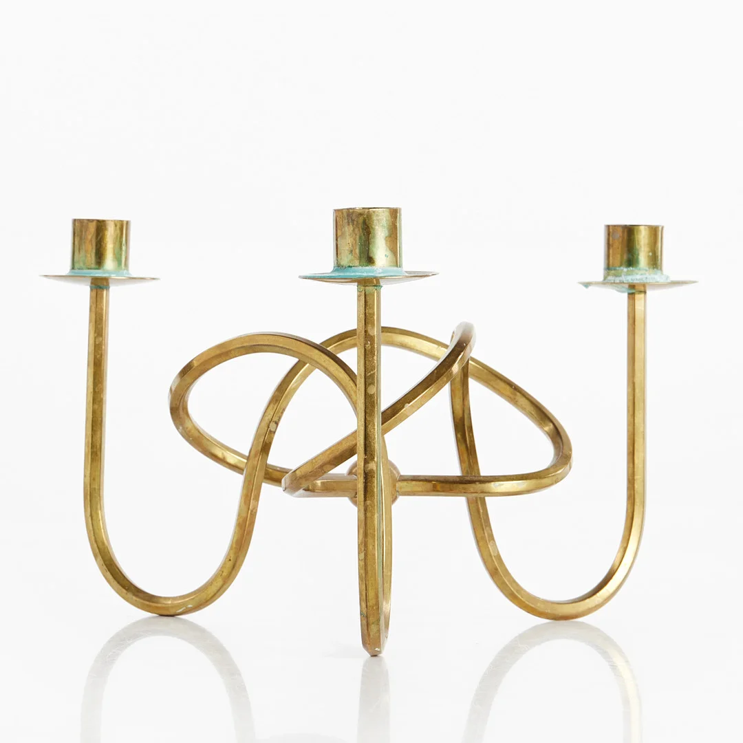 JOSEF FRANK. Kandelaber, "Vänskapsknuten", Firma Svenskt Tenn 1900-talets mitt, mässing. — Pewter, Brass & Copper — Crafoord Auktioner Stockholm
