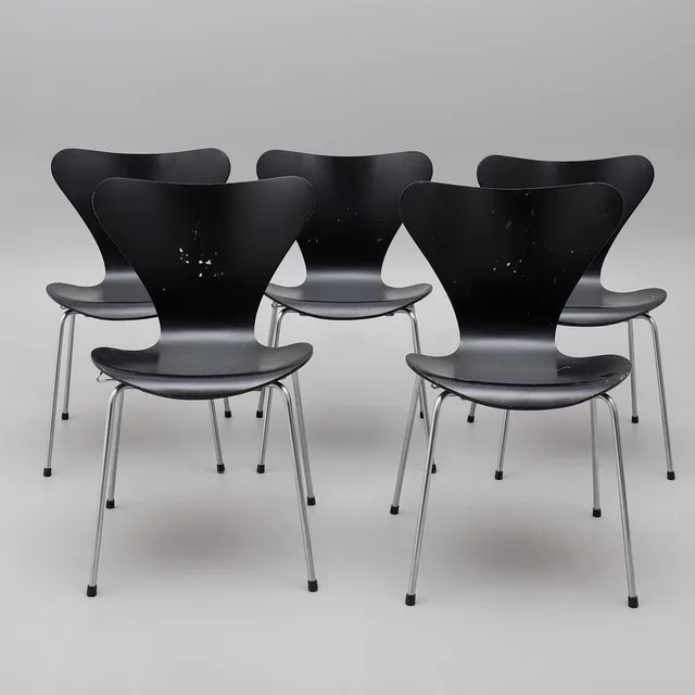 ARNE JACOBSEN. STOLAR, "SJUAN", FEM STYCKEN, FÖR FRITZ HANSEN, DANMARK 1972.