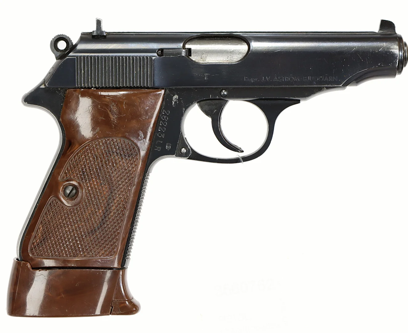 PISTOL, Halvautomatisk, fabrikat Manurihn, modell PP, kaliber .22LR, tillv.nr 26223LR, se-nr begagnad. — Pistols — Walter Borg