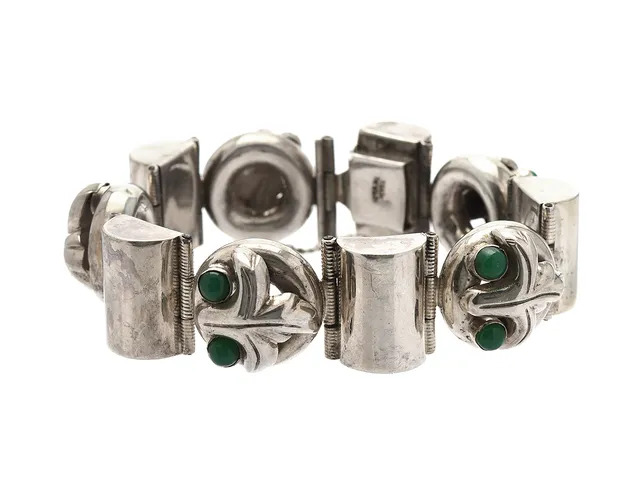 ARMBAND, silver, gröna stenar, säkerhetskedja, längd 18 cm, vikt 39 g.