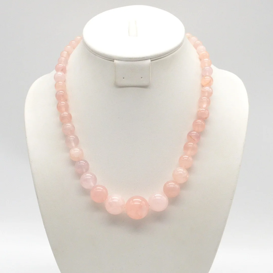 PERLENCOLLIER AUS ROSENQUARZ, GRÖSSE NACH ANGEORDNET, POLIERTE PERLEN, SILBERVERSCHLUSS, FRÜHE 20. JAHRHUNDERT, CA. 52 CM. — Necklace — Kunst- und Auktionshaus Kleinhenz